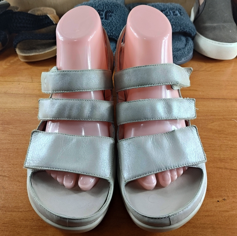 Aravon Megan Size 9B Beige Cream Leather Adjustable Wedge Slingback Sandals